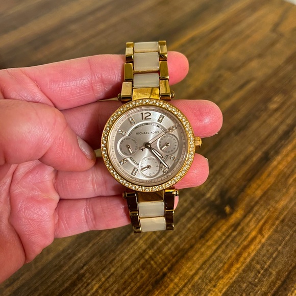 Michael Kors Rose Gold Watch - Picture 3 of 6